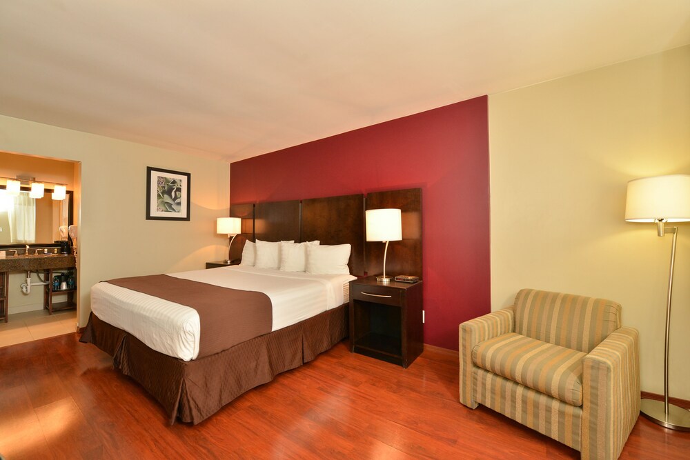 Quality Inn & Suites Phoenix NW - Sun City