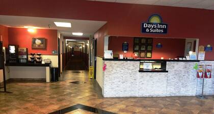 Days Inn & Suites by Wyndham Mt Pleasant