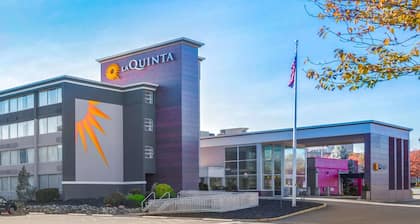 La Quinta Inn & Suites by Wyndham Clifton/Rutherford