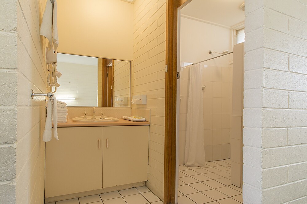 Bathroom, Citrus Valley Motel