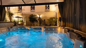 Outdoor spa bath