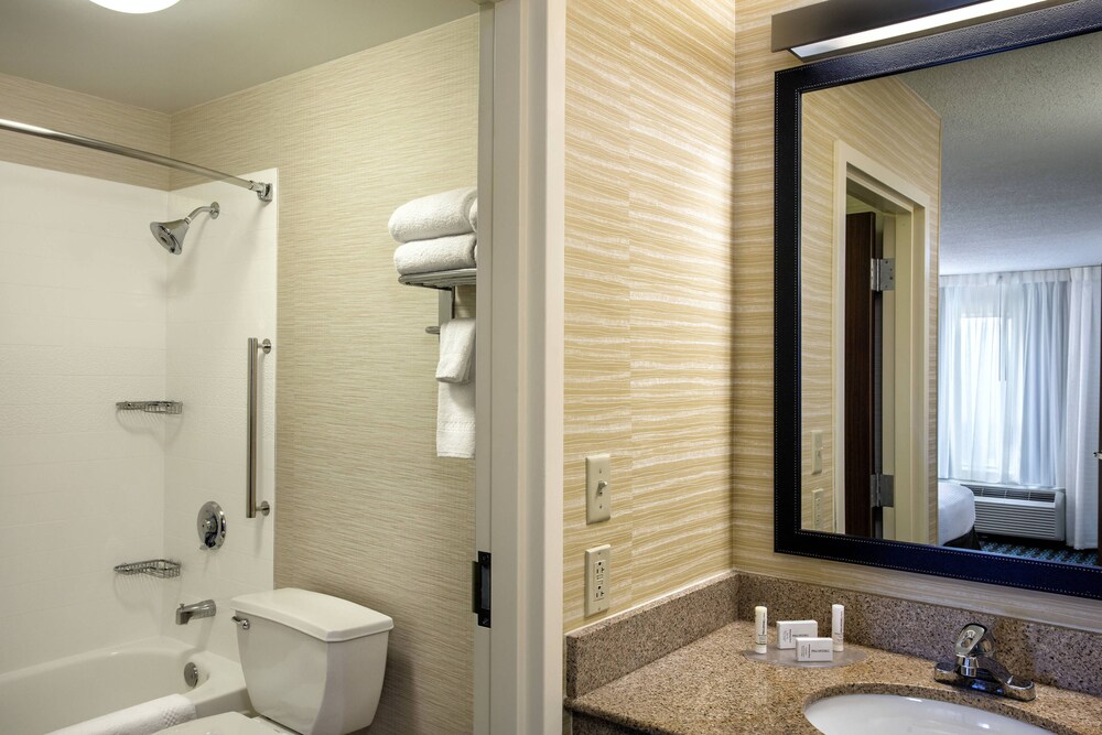 Bathroom, Fairfield Inn and Suites By Marriott Merrillville