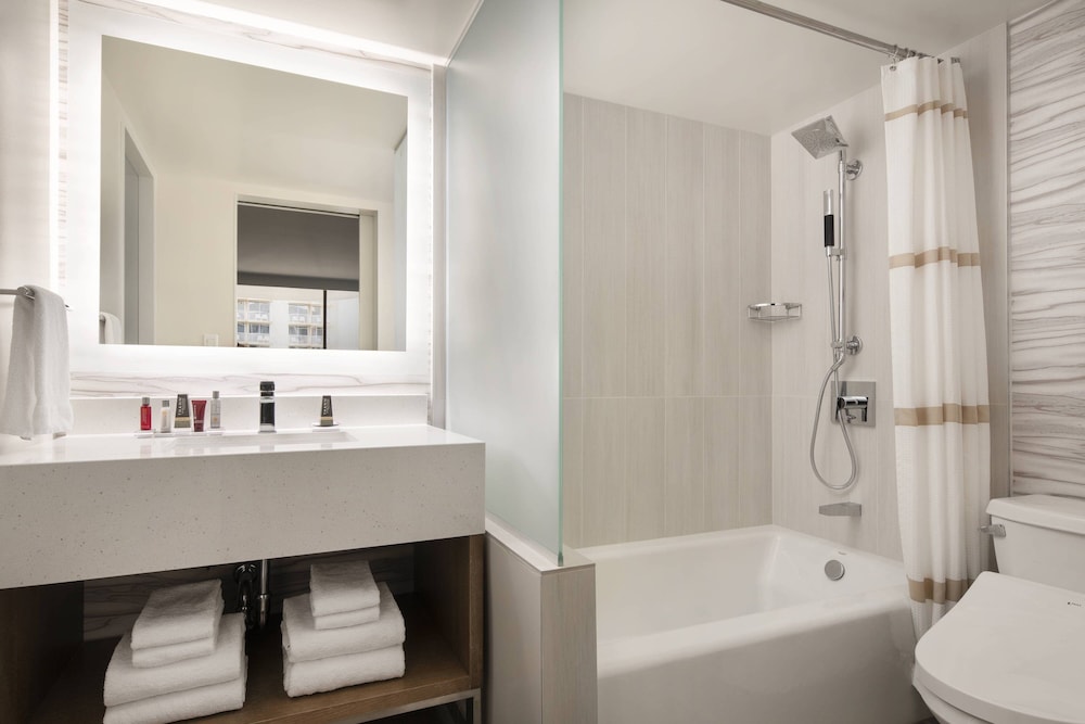 Waikiki Beach Marriott Resort & Spa in Honolulu Hotel Rates & Reviews