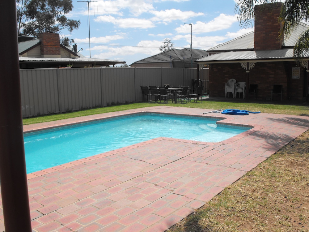 Outdoor pool, Philadelphia Motor Inn Echuca