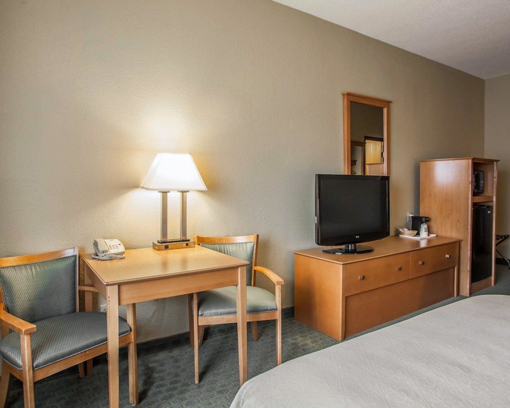 Room, Quality Inn near I-72 and Hwy 51