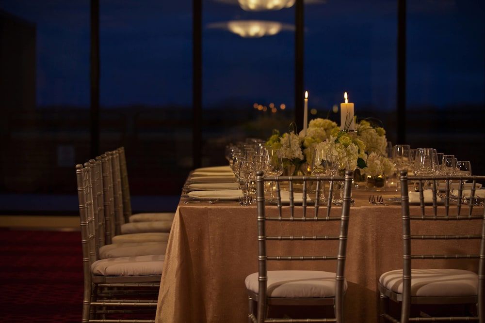 Restaurant, Renaissance Chicago North Shore Hotel