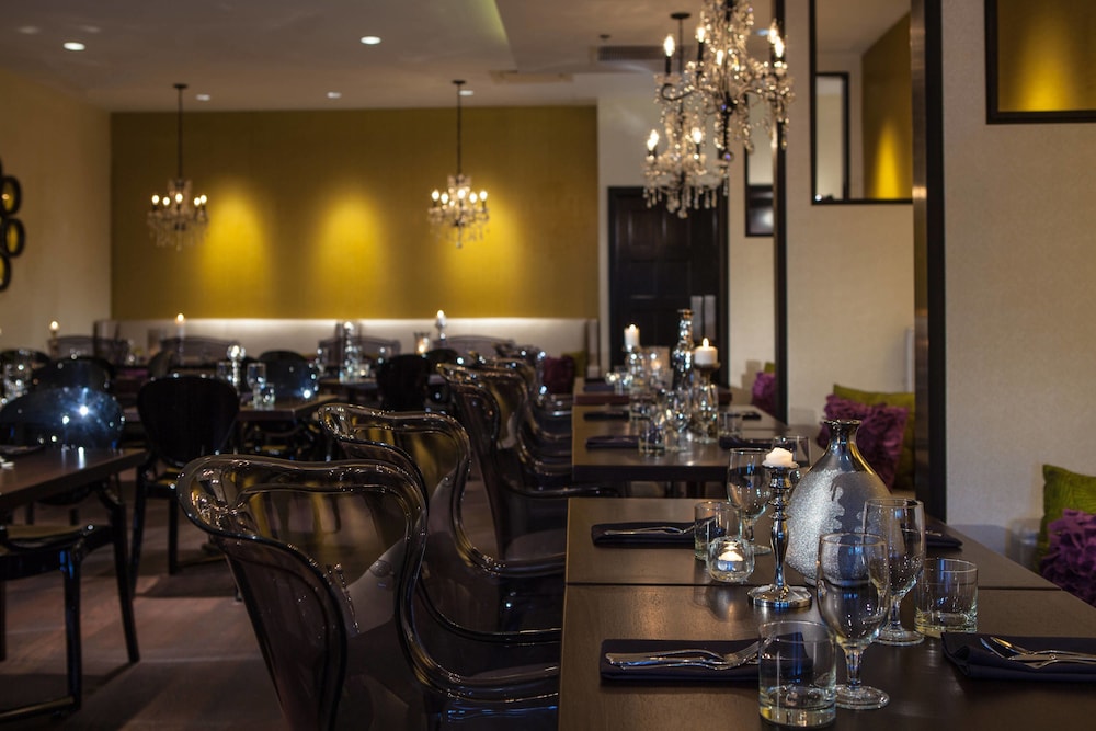 Breakfast area, Renaissance Chicago North Shore Hotel