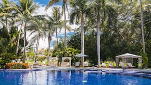 Una piscina al aire libre, cabañas de piscina gratuitas, sombrillas