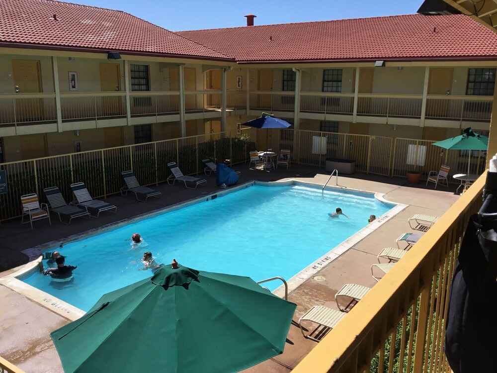 Outdoor pool, Quality Inn Aurora Denver