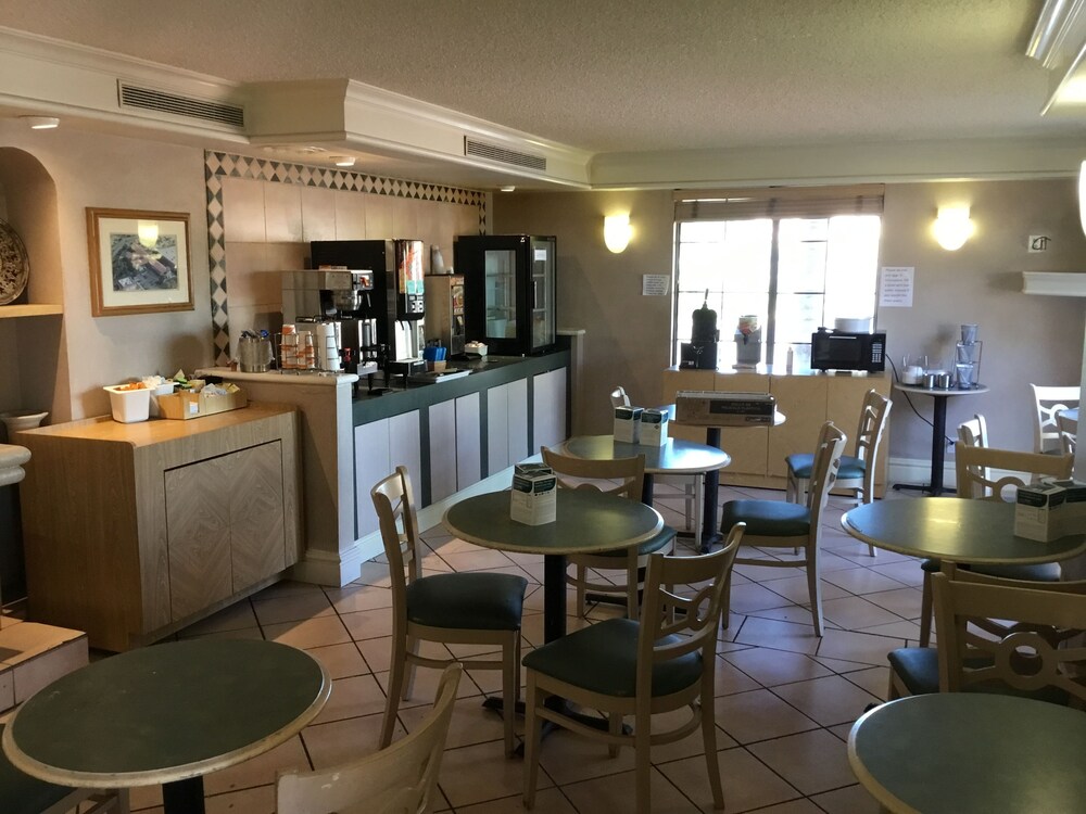 Breakfast area, Quality Inn Aurora Denver