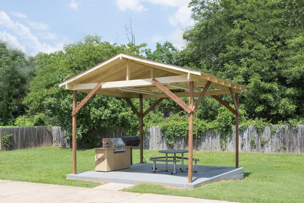 BBQ/picnic area, Super 8 by Wyndham Shreveport