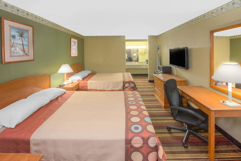 Room, Super 8 by Wyndham Shreveport