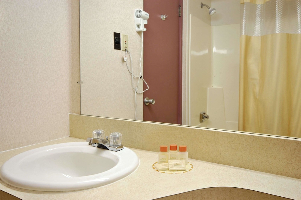 Room, Days Inn by Wyndham Washington Pennsylvania