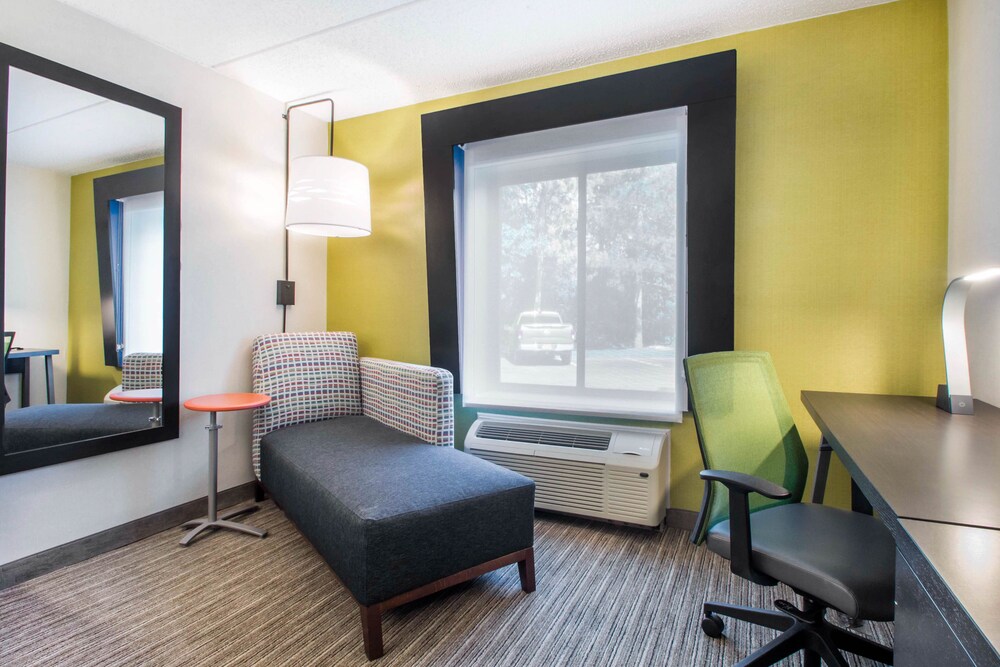 Holiday Inn Express and Suites Albany Airport- Wolf Road, an IHG Hotel