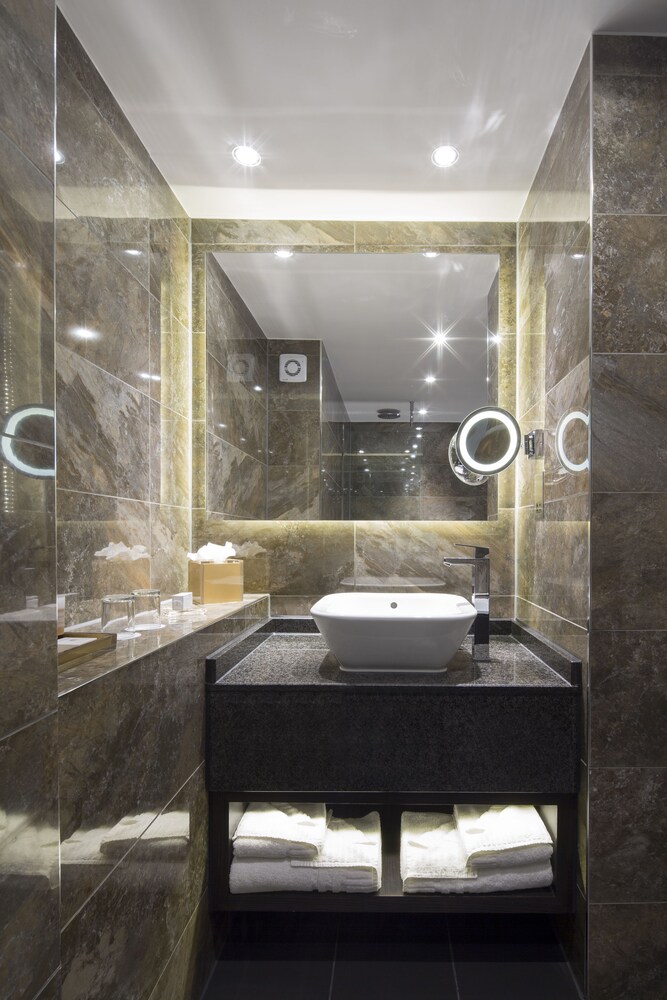 Bathroom, Crowne Plaza Gerrards Cross, an IHG Hotel