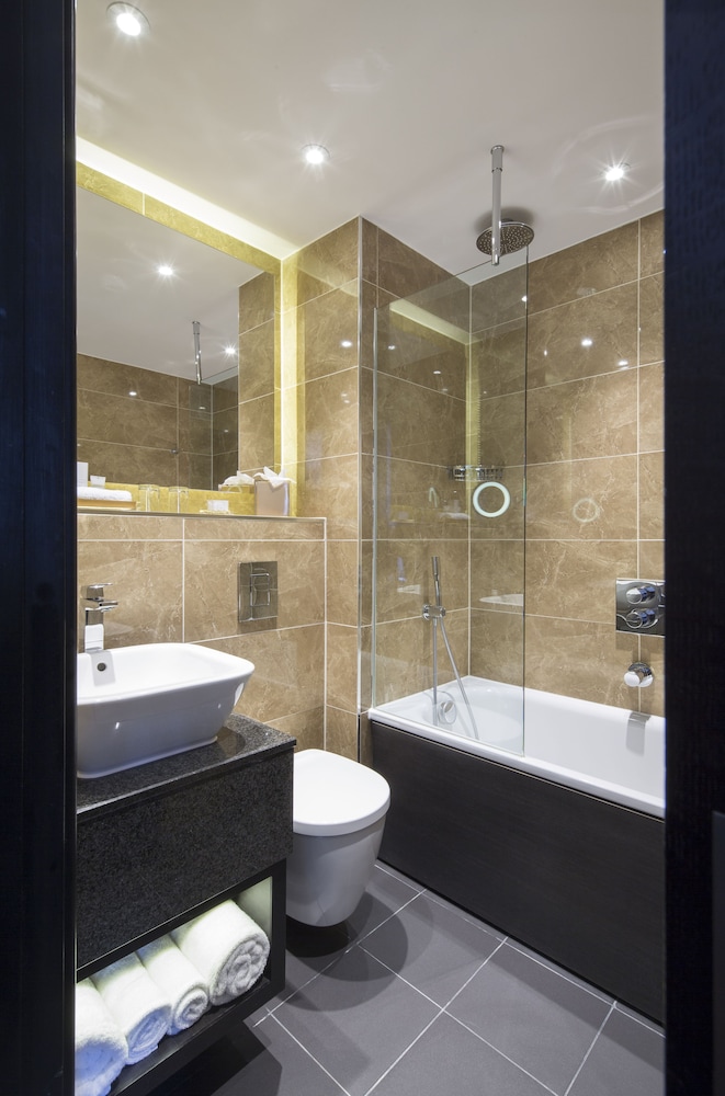 Bathroom, Crowne Plaza Gerrards Cross, an IHG Hotel