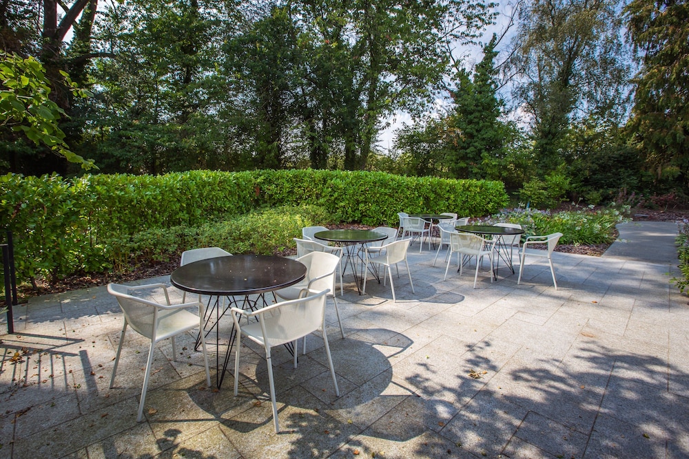 Terrace/patio, Crowne Plaza Gerrards Cross, an IHG Hotel