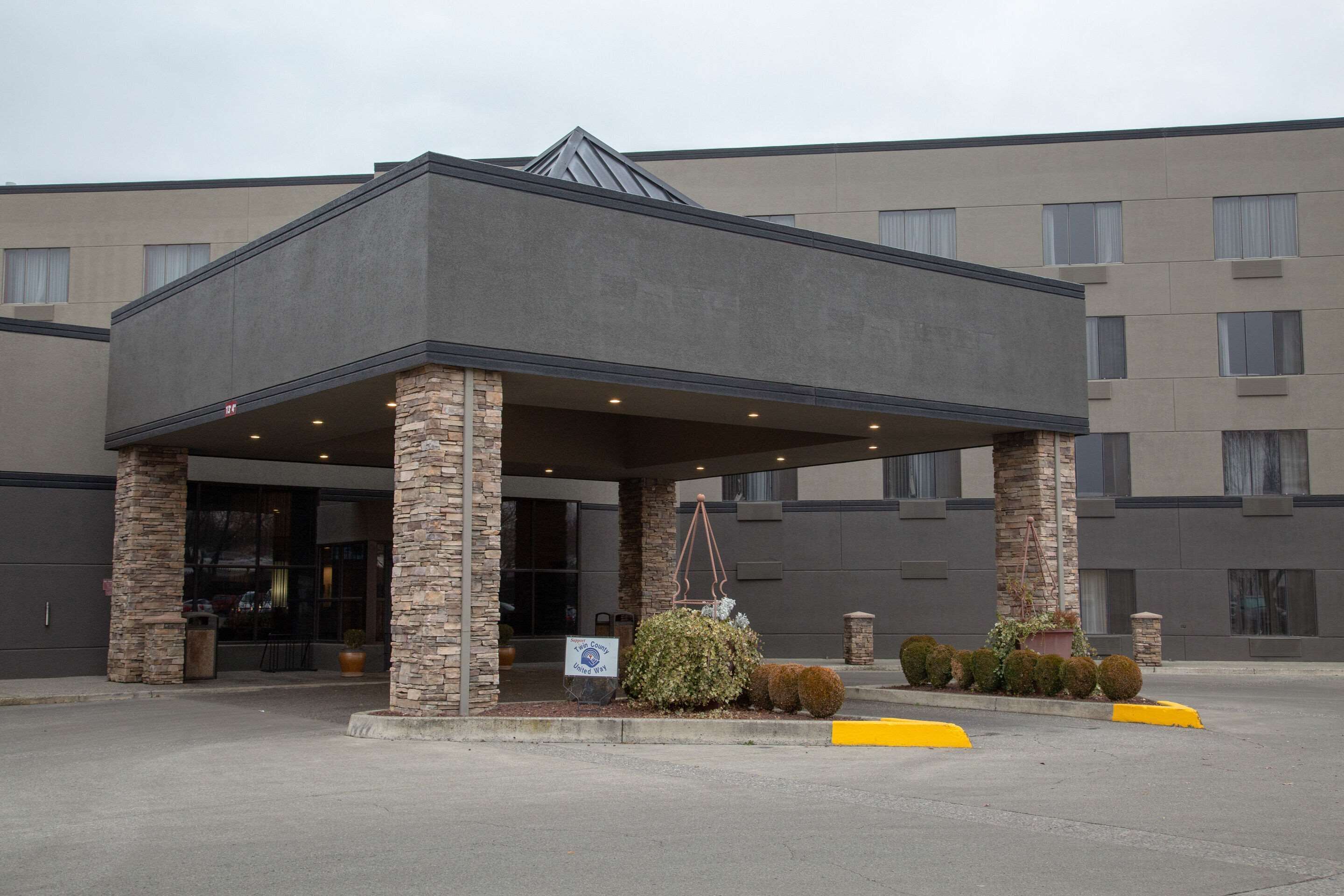 Hell Canyon Grand Hotel Ascend Hotel Collection In Lewiston Id Expedia [ 385 x 670 Pixel ]