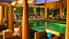 2 outdoor pools