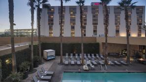 2 outdoor pools