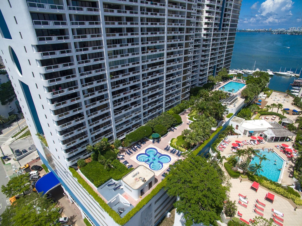 Terrace/patio, DoubleTree by Hilton Grand Hotel Biscayne Bay