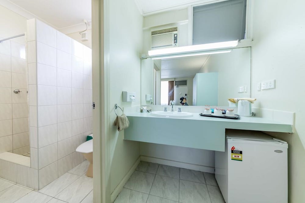 Bathroom, Melbourne's Princes Park Motor Inn