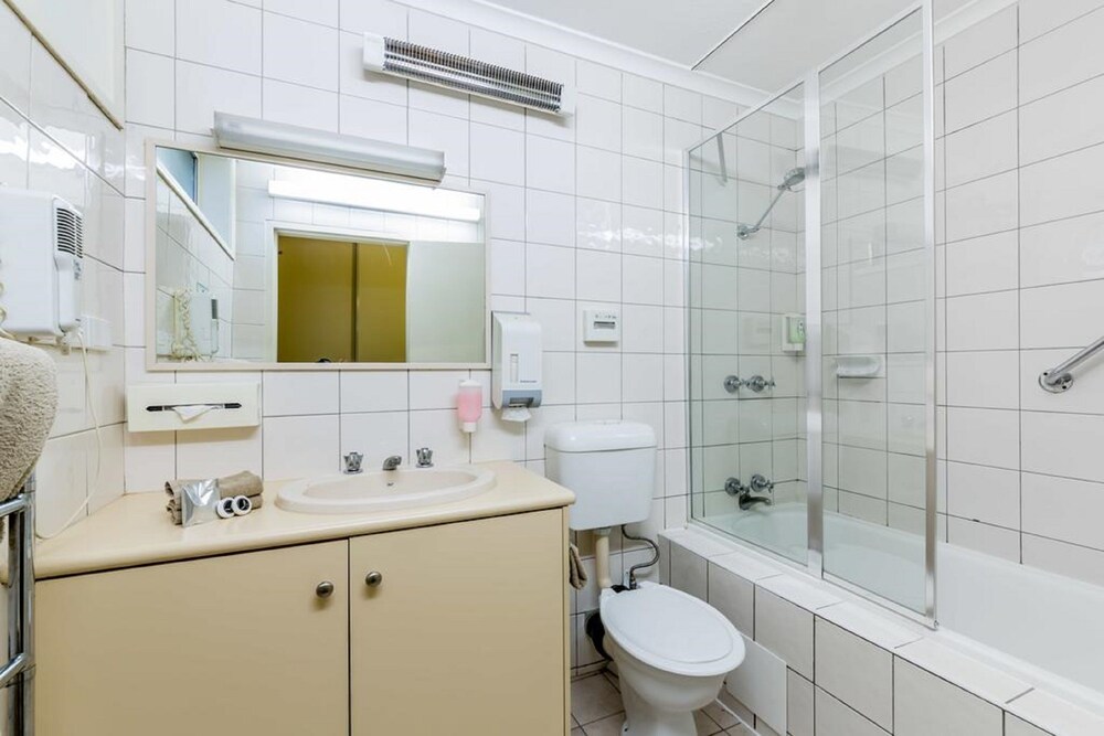 Bathroom, Melbourne's Princes Park Motor Inn