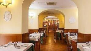 Minibar, una cassaforte in camera, una scrivania, tende oscuranti