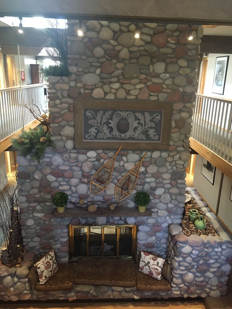 Lobby sitting area, Aspen Mountain Lodge