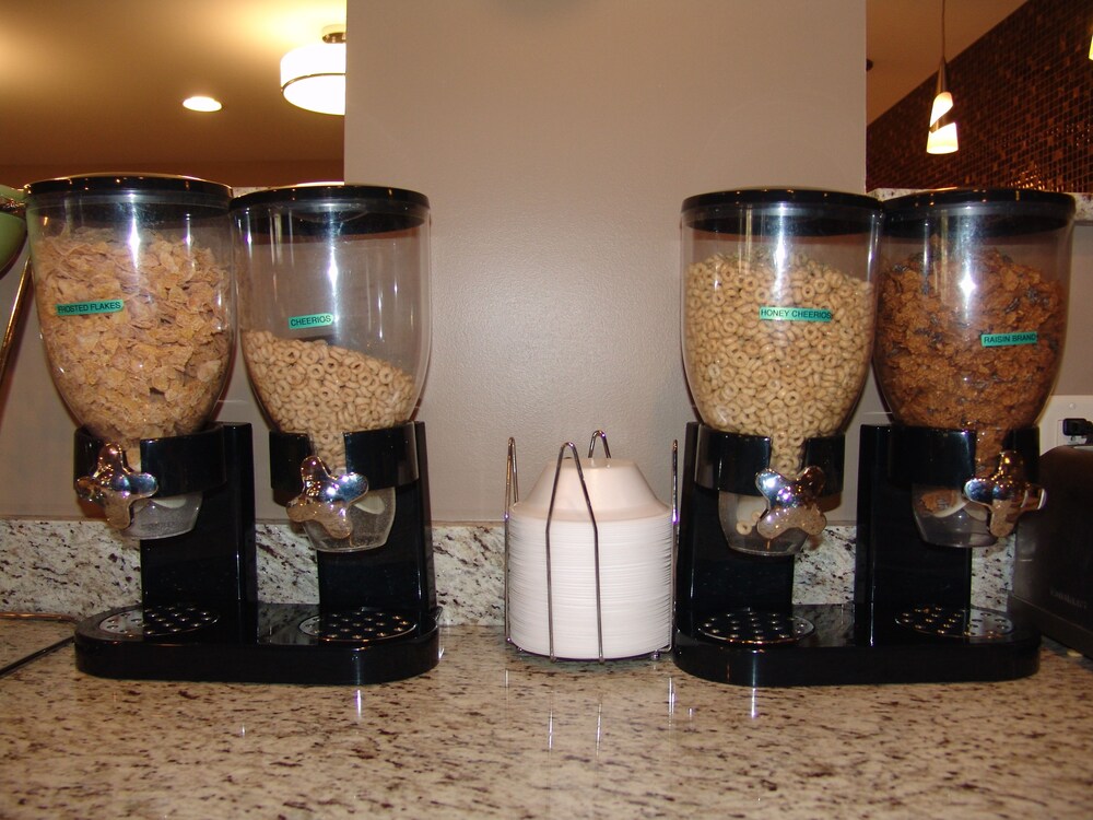 Breakfast area, Quality Inn & Suites Downtown