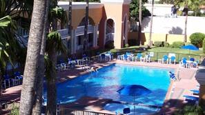 Una piscina al aire libre