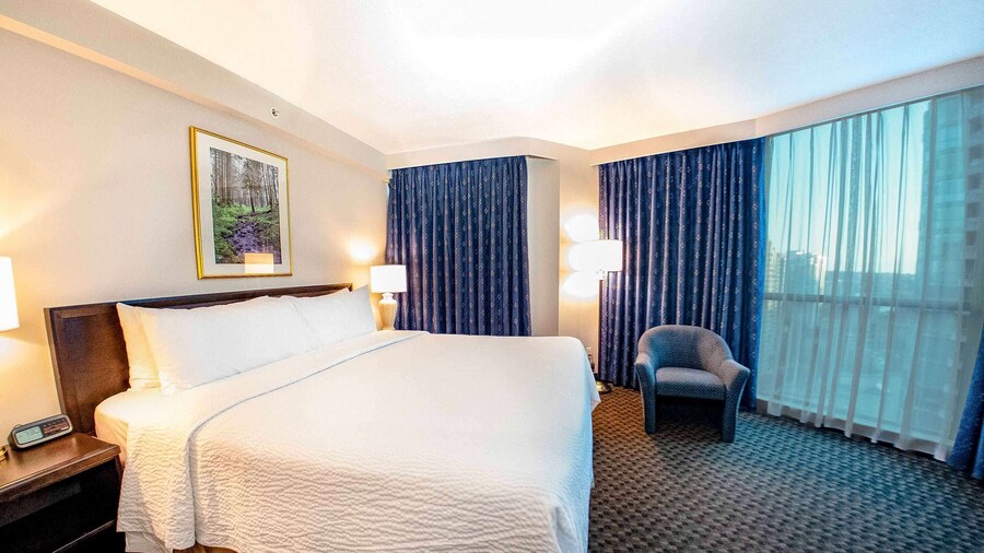 Rosedale On Robson Suite Hotel