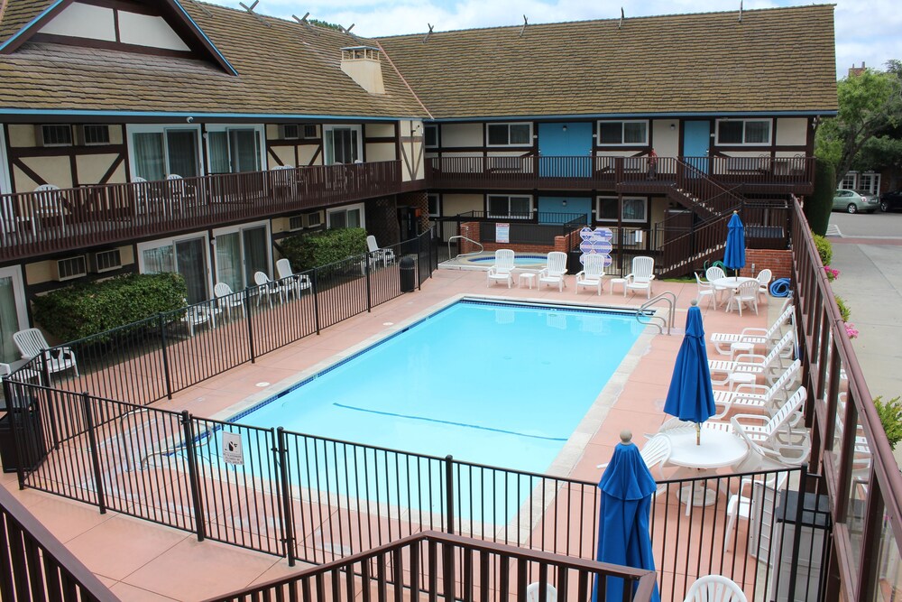 Outdoor pool, King Frederik Inn