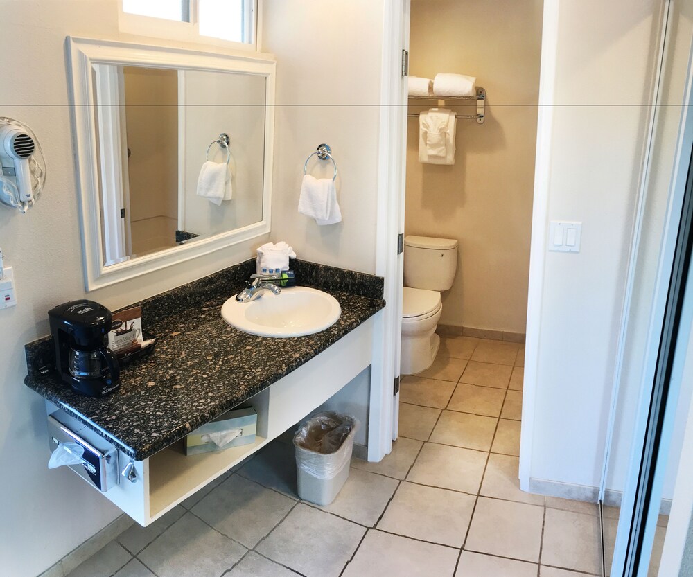 Bathroom, King Frederik Inn