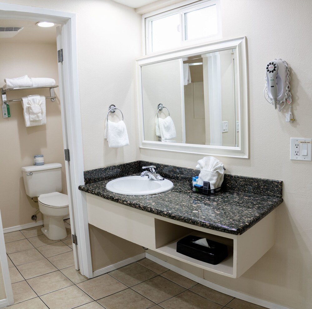 Bathroom, King Frederik Inn