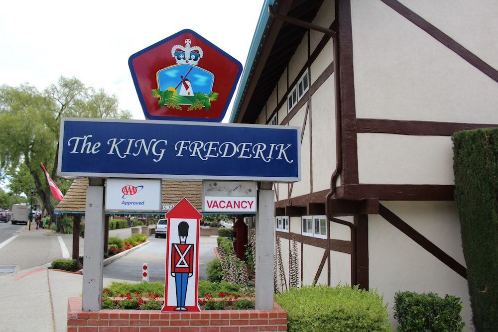 Property entrance, King Frederik Inn