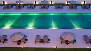 2 outdoor pools