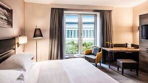 Hypo-allergenic bedding, in-room safe, desk, blackout curtains