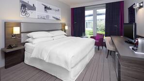 Hypo-allergenic bedding, in-room safe, desk, blackout curtains