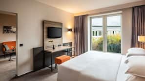 Hypo-allergenic bedding, in-room safe, desk, blackout curtains