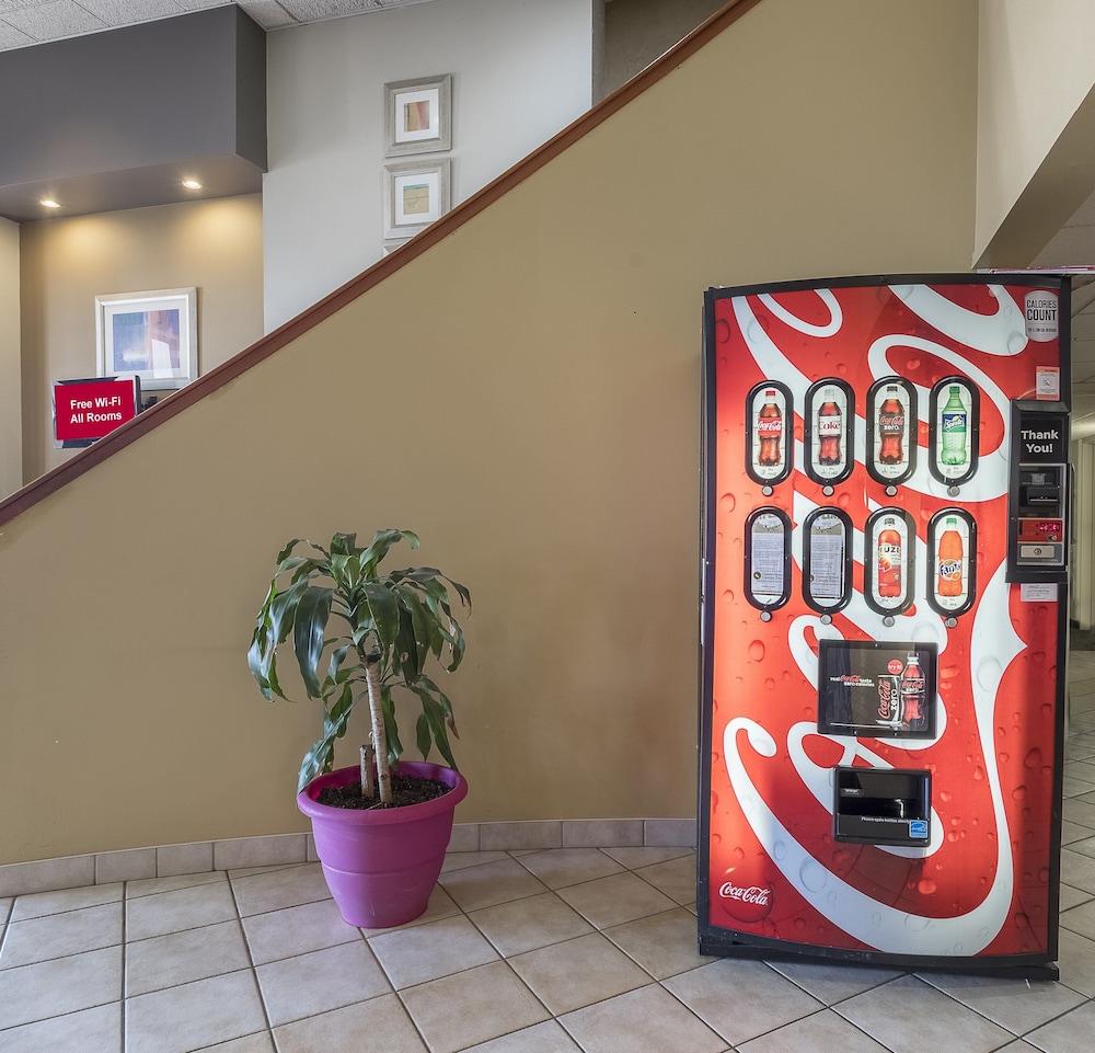 Vending machine, Red Roof Inn & Suites Cleveland - Elyria