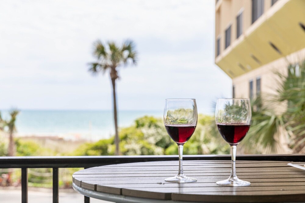 Bar (on property), Surfside Beach Oceanfront Hotel