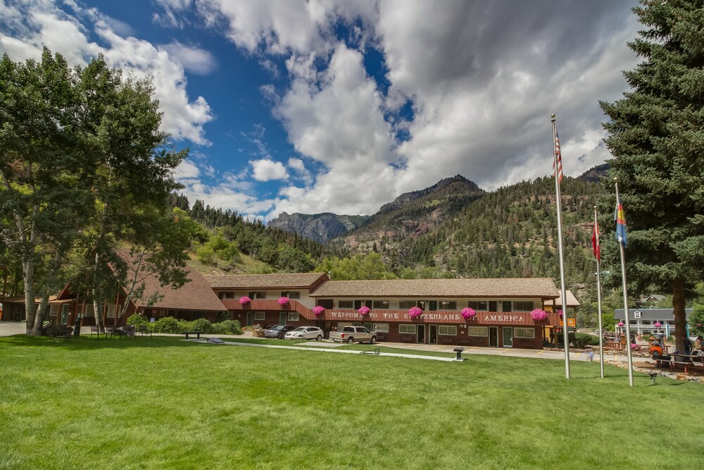 Twin Peaks Lodge & Hot Springs