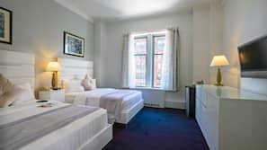Hypo-allergenic bedding, in-room safe, desk, blackout curtains