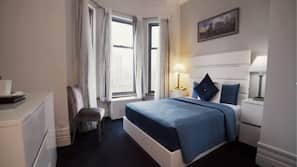 Hypo-allergenic bedding, in-room safe, desk, blackout drapes