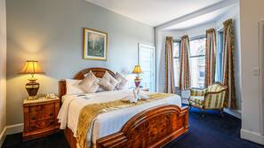 Hypo-allergenic bedding, in-room safe, desk, blackout curtains
