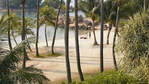 Am Strand, Liegestühle, Strandtücher, Kajakfahren