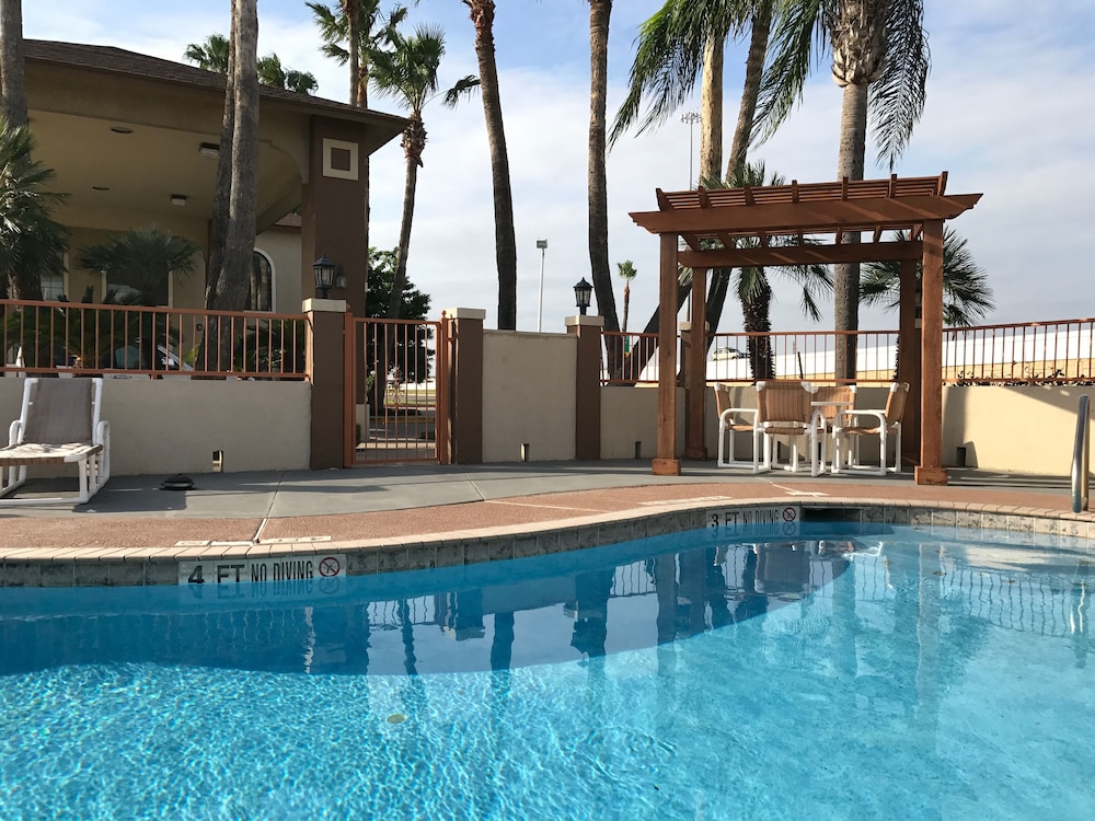 Outdoor Pool, Texas Inn & Suites