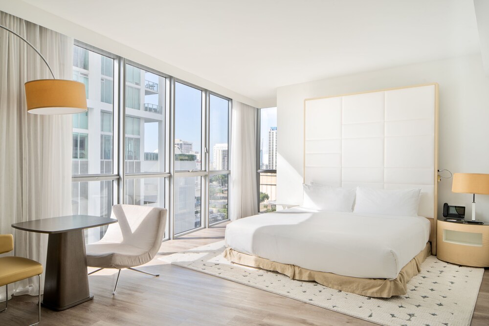 Room, The Gabriel Miami Downtown, Curio Collection by Hilton