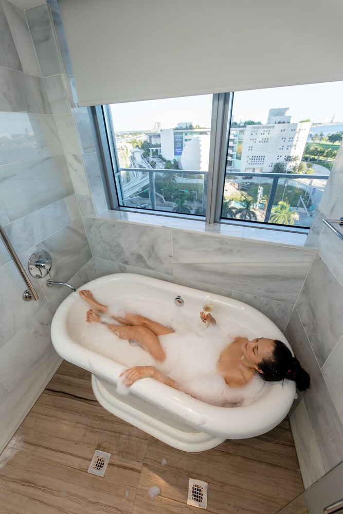 Deep soaking bathtub, The Gabriel Miami Downtown, Curio Collection by Hilton